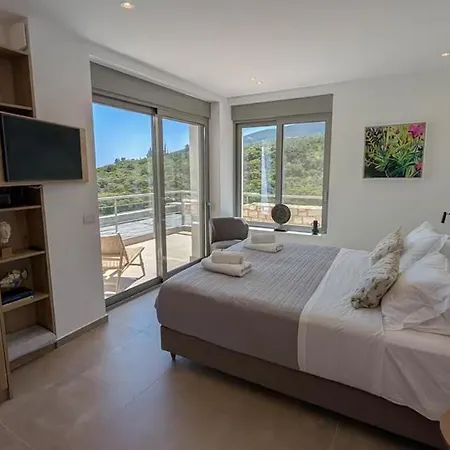 Floros Villa *
